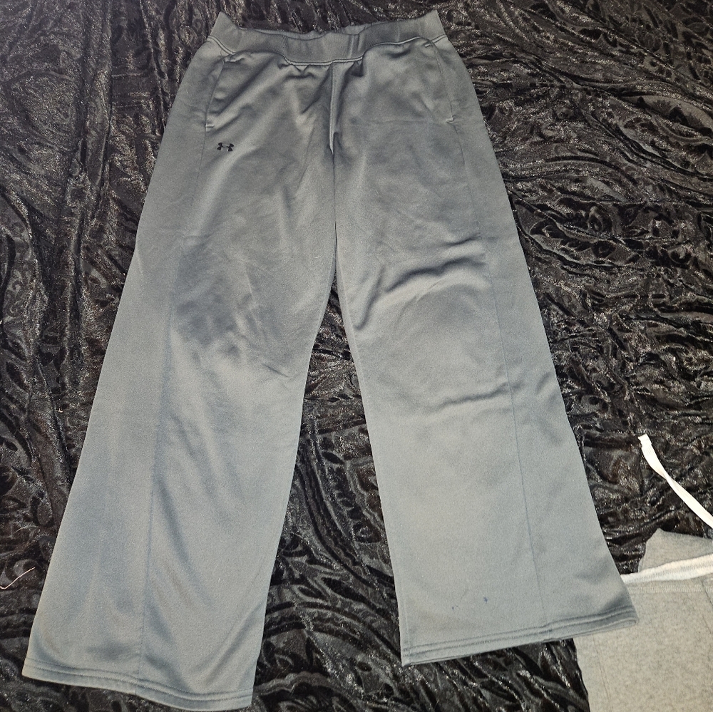 Set of 2 woman's sweat pants under Armour and pink